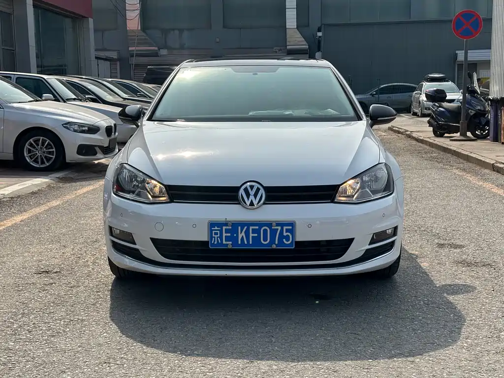 VOLKSWAGEN GOLF