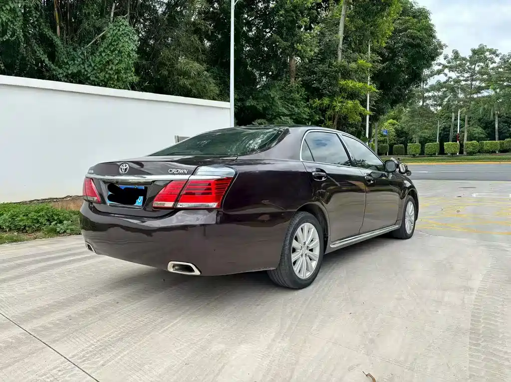 Toyota Crown — миниатюра 5