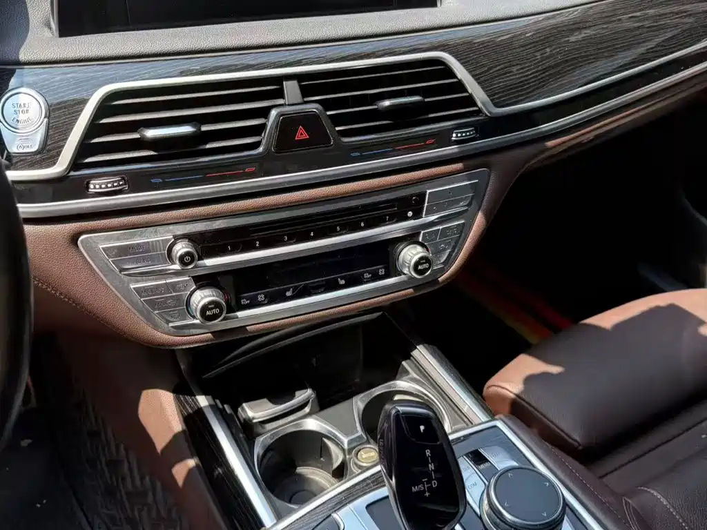 BMW 7 Series — миниатюра 6