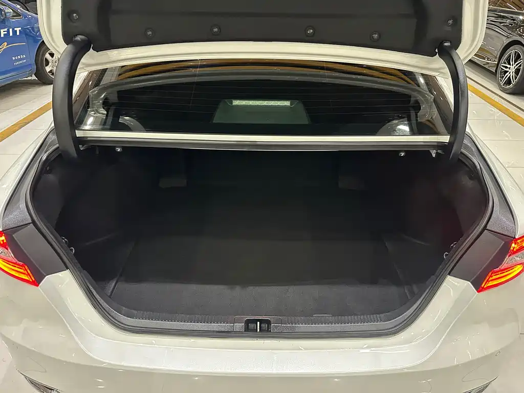 Toyota Camry — миниатюра 18