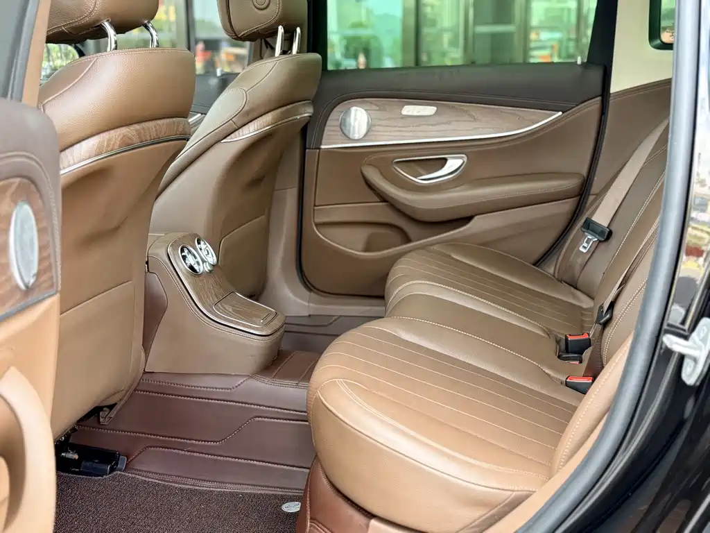 Mercedes-Benz E-Class — миниатюра 16