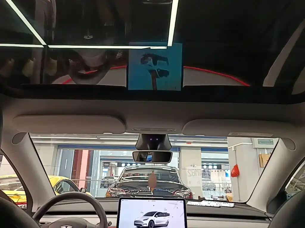 Tesla Model Y — миниатюра 18