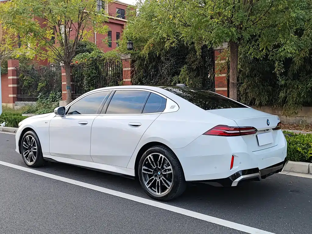 BMW 5 Series — миниатюра 37