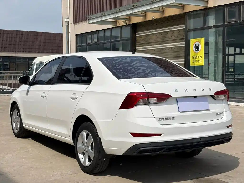 Skoda Rapid — миниатюра 11