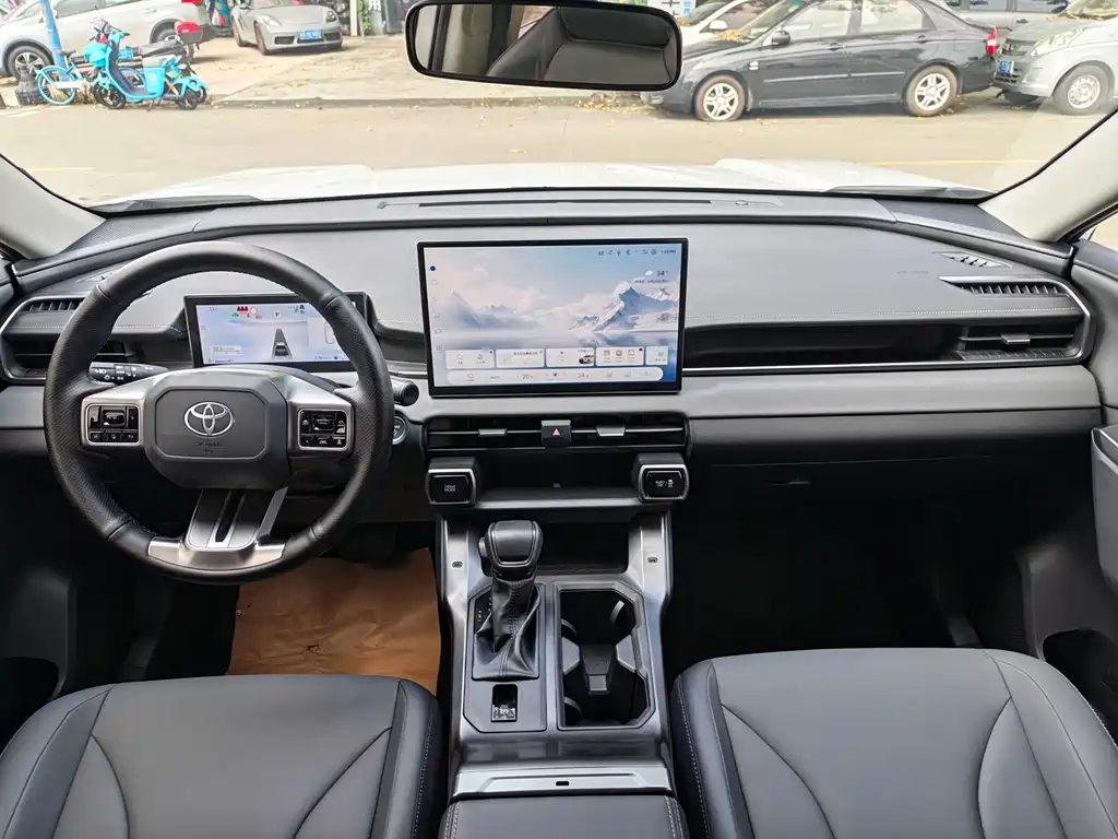 Toyota RAV4 — миниатюра 7
