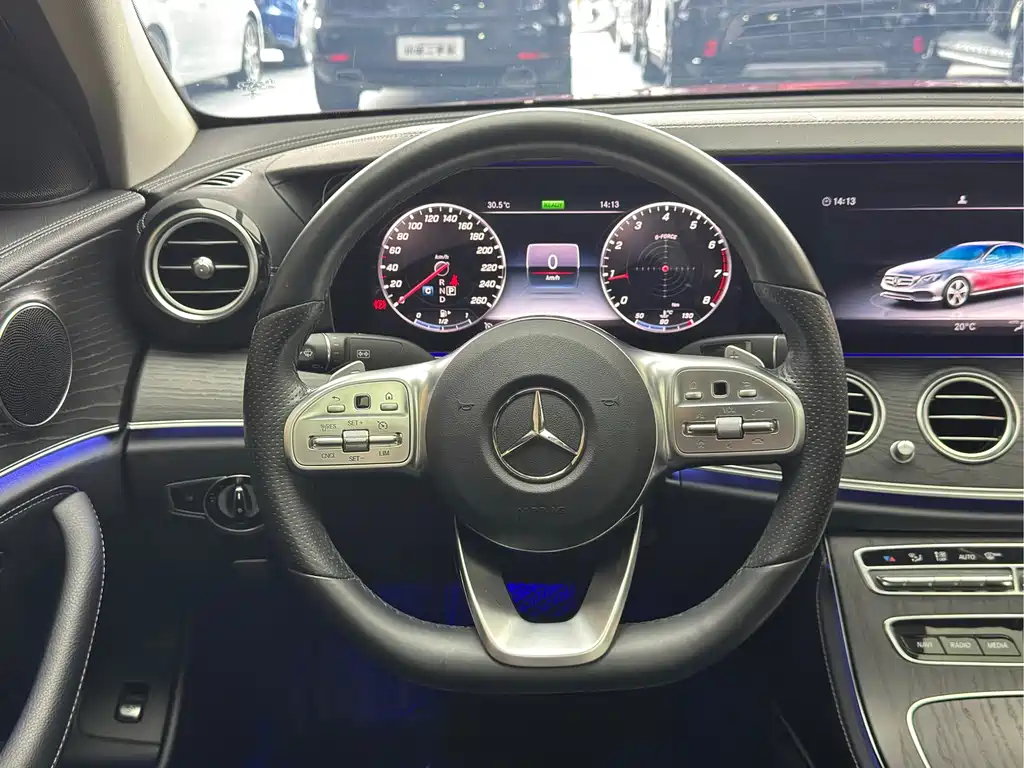 Mercedes-Benz E-Class — миниатюра 12