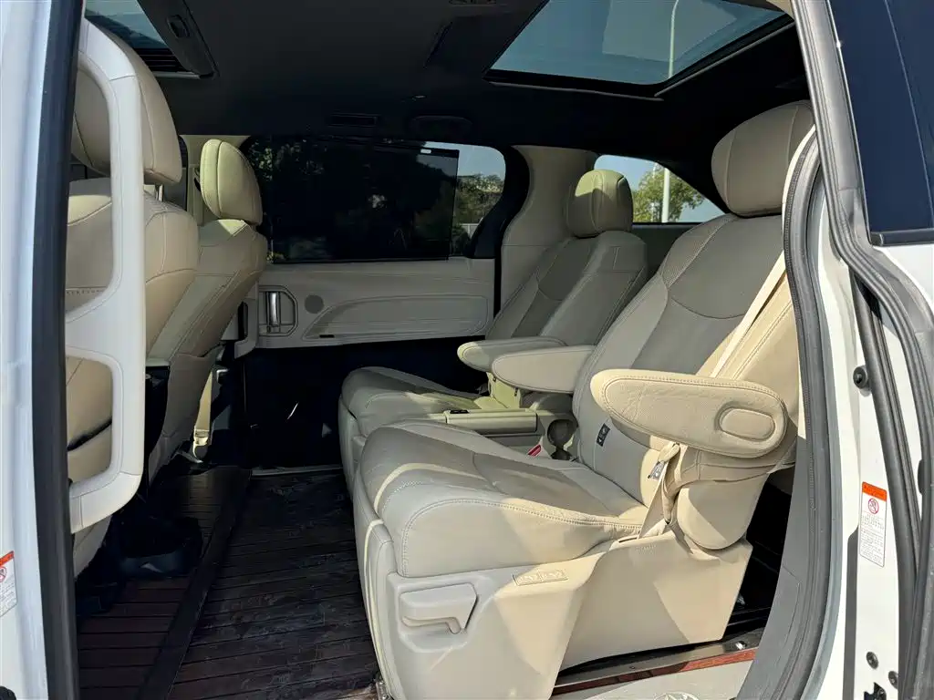 Toyota Granvia — миниатюра 5