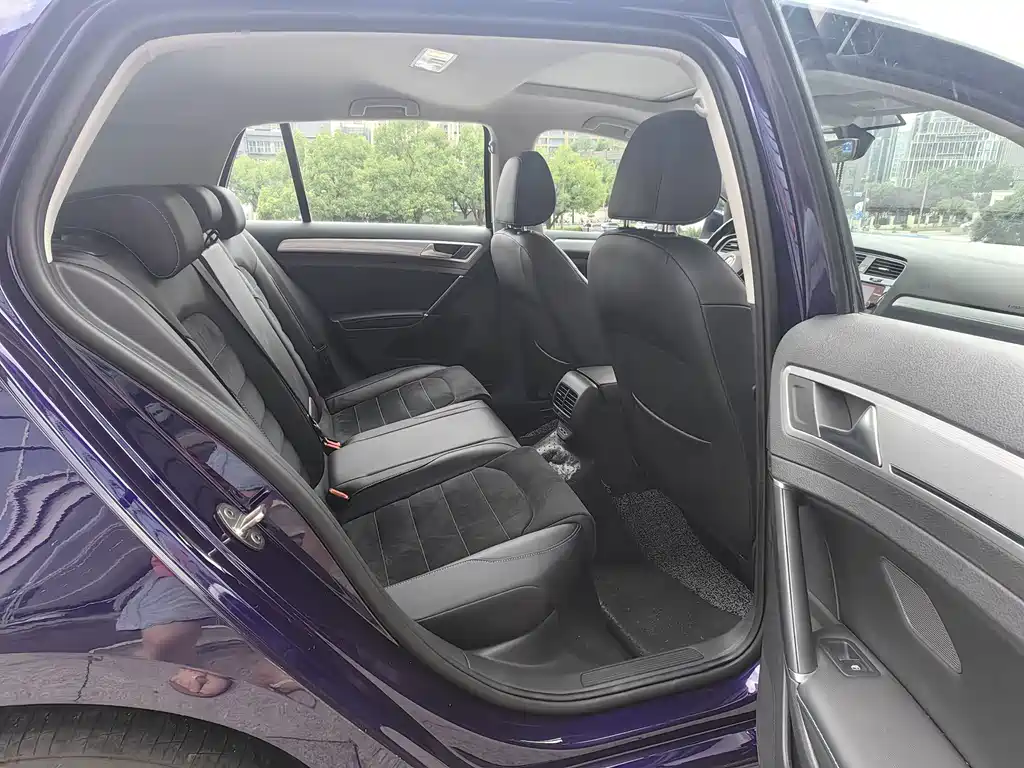 Volkswagen Golf EV — миниатюра 10
