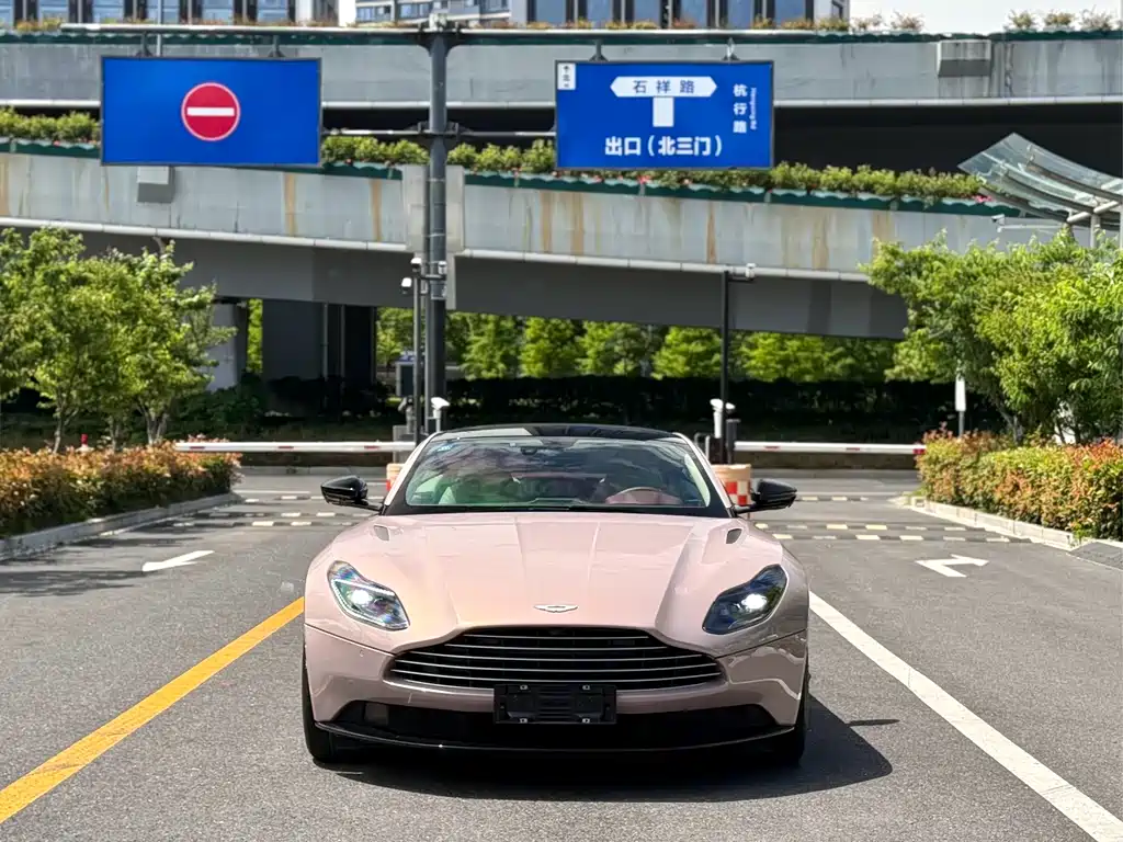 Aston Martin DB11 2020