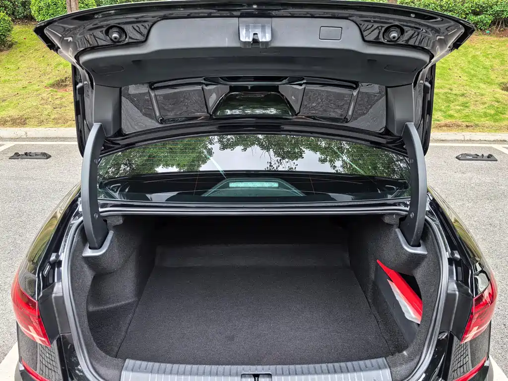 Volkswagen Passat 2022 330TSI Luxury