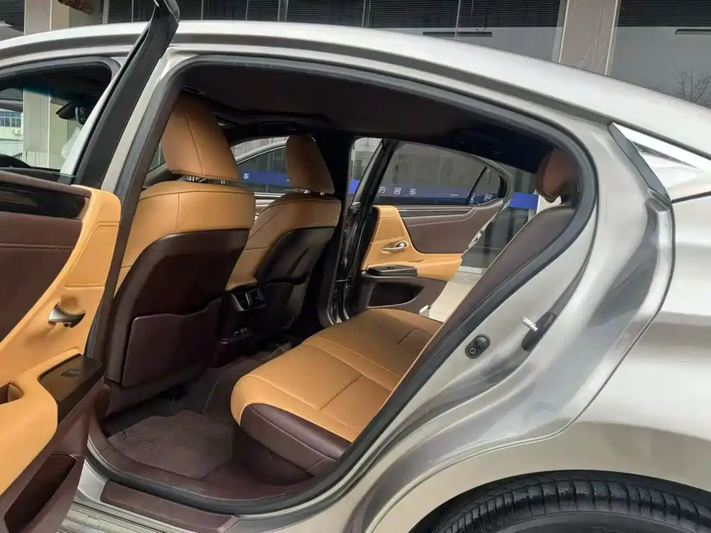 Lexus ES — миниатюра 6