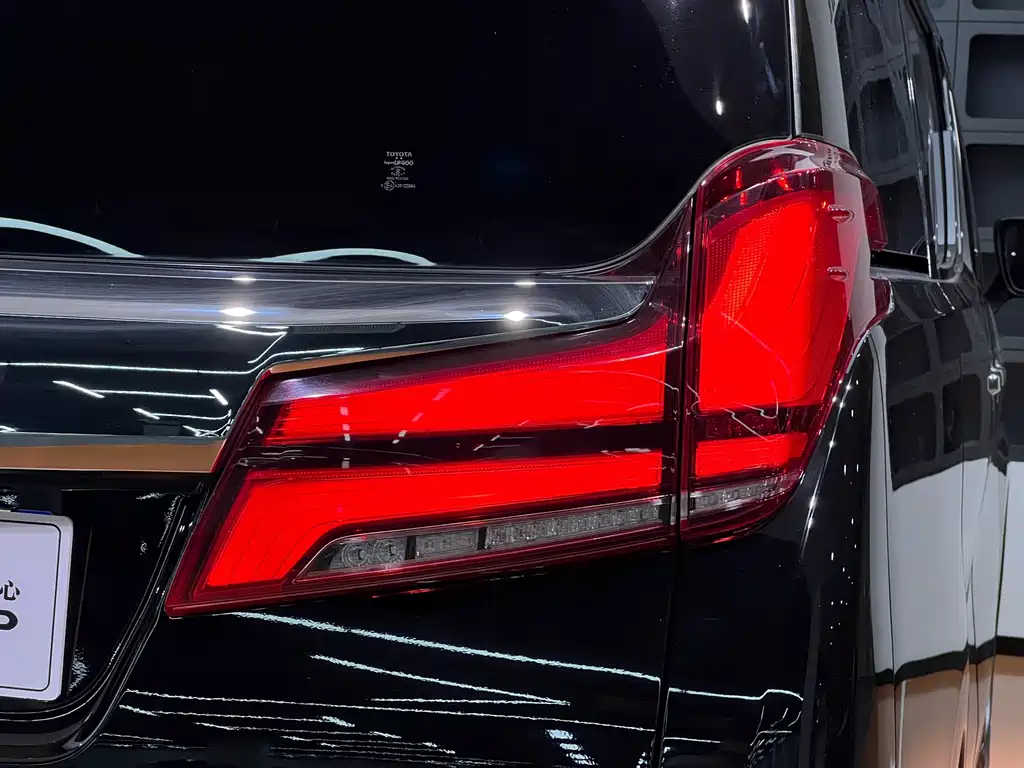 Toyota Alphard — миниатюра 9