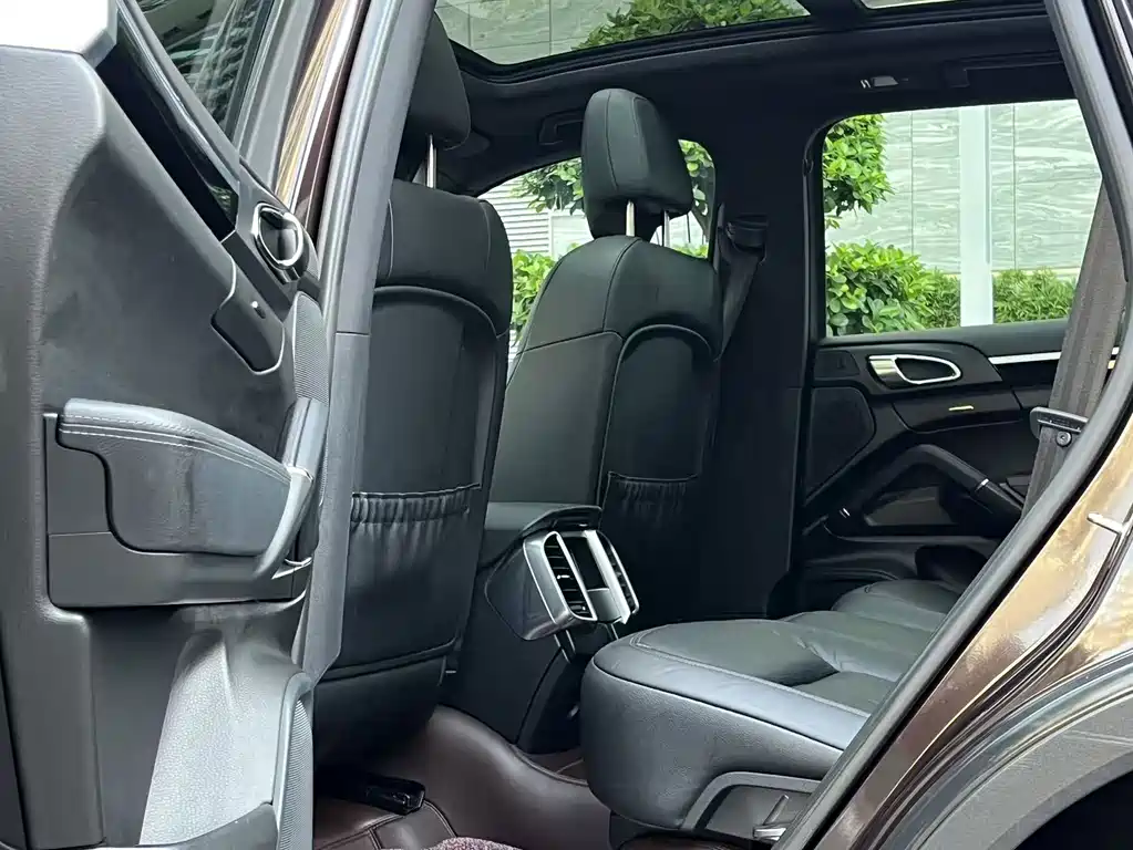 Porsche Cayenne — миниатюра 10
