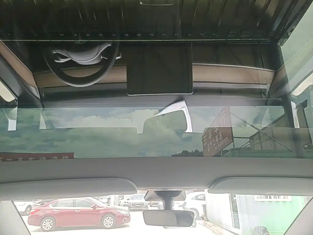 Tesla Model Y — миниатюра 18