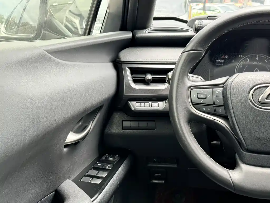 Lexus UX - фото 16