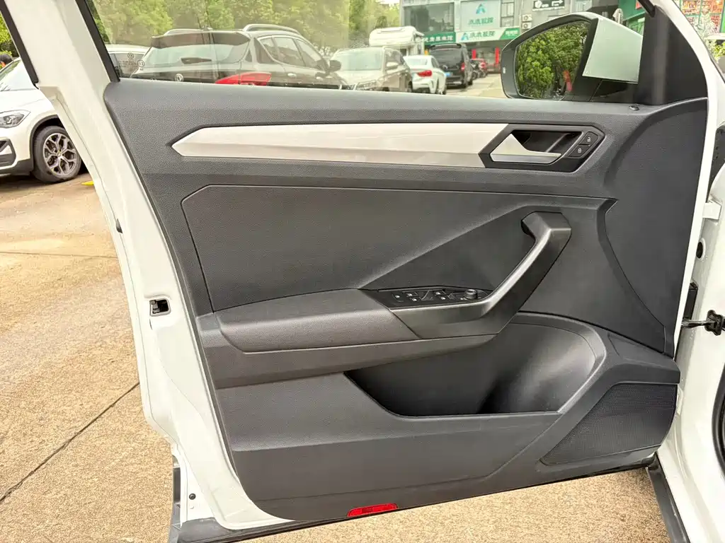 Volkswagen T-Roc — миниатюра 15