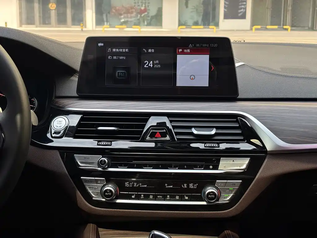 BMW 5 Series — миниатюра 12