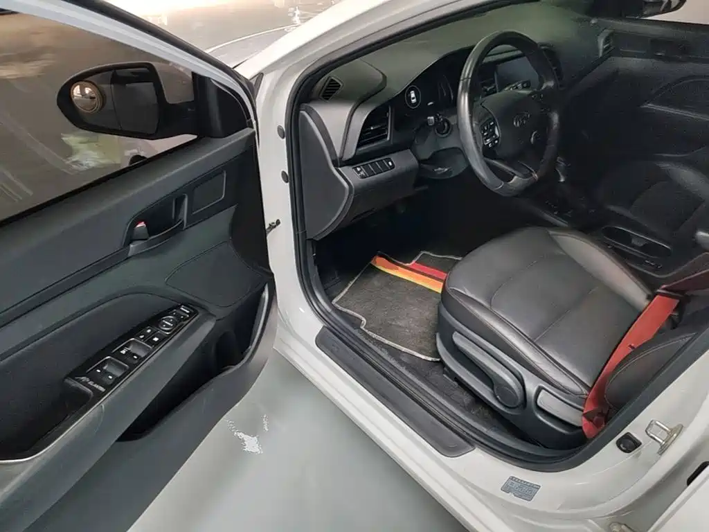 Hyundai Elantra — миниатюра 16