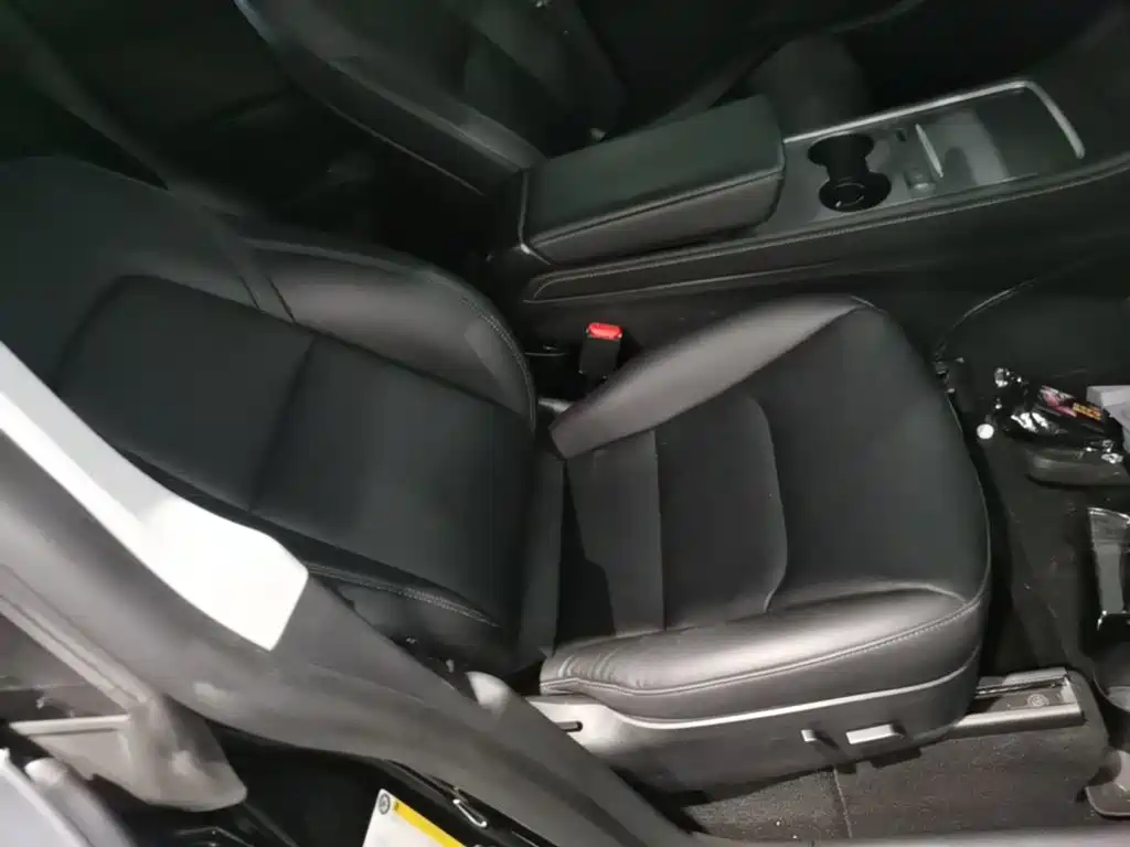 Tesla Model Y — миниатюра 25