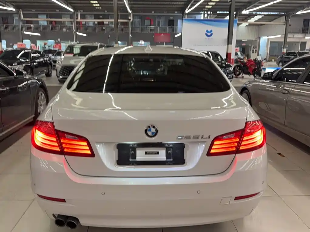 BMW 5 Series — миниатюра 12