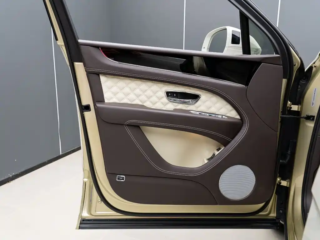 Bentley Bentayga PHEV — миниатюра 8