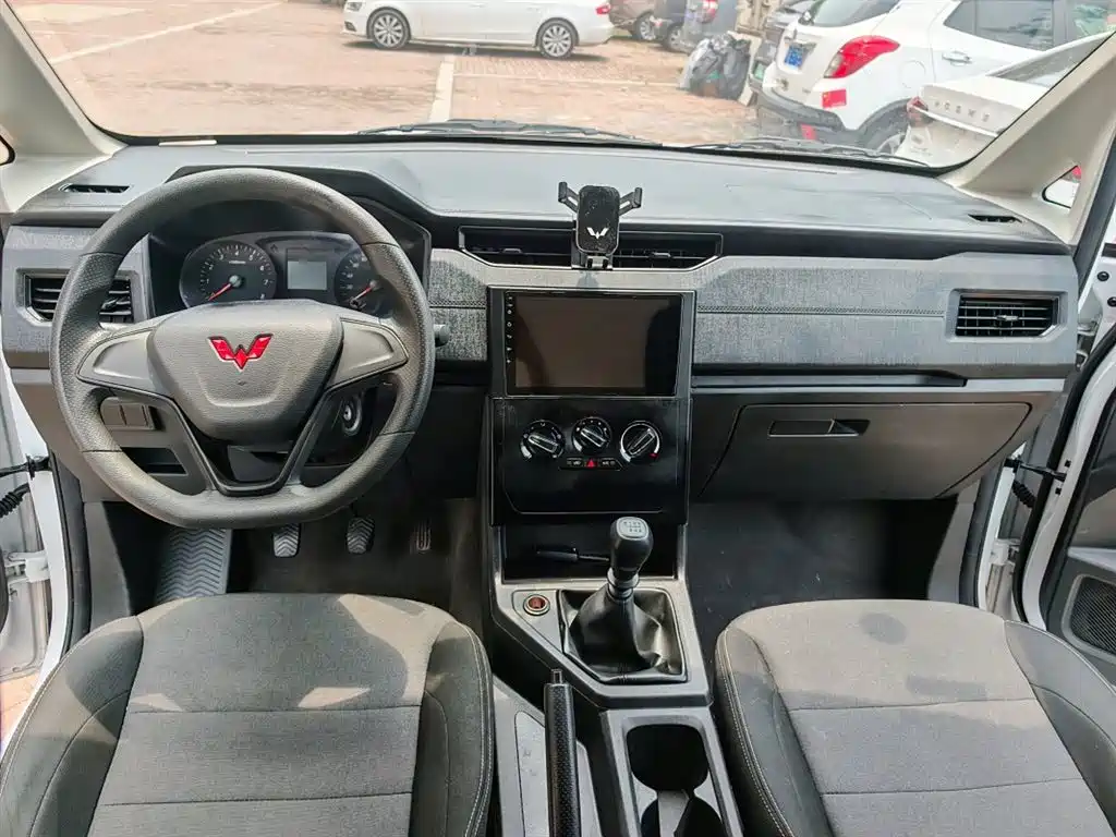 Wuling Hongguang Plus PLUS 2020 1.5L MT 5 мест