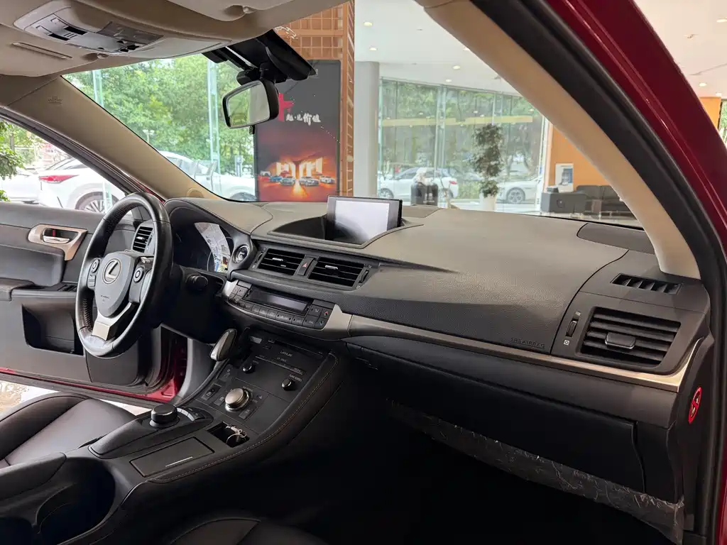 Lexus CT — миниатюра 5