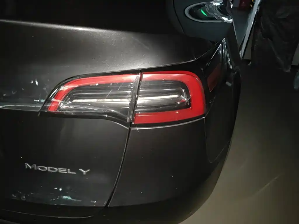 Tesla Model Y — миниатюра 8