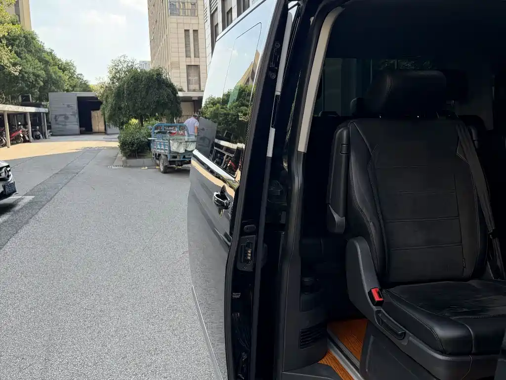 Volkswagen Multivan — миниатюра 10