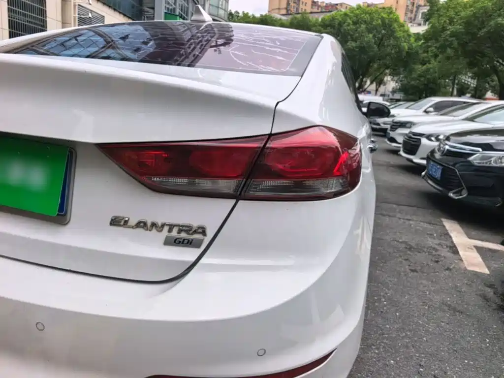 Hyundai Elantra — миниатюра 8