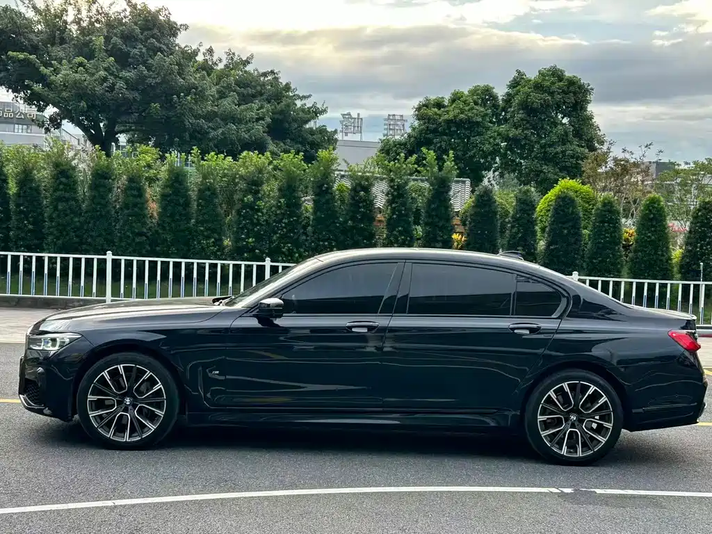 BMW 7 Series — миниатюра 2