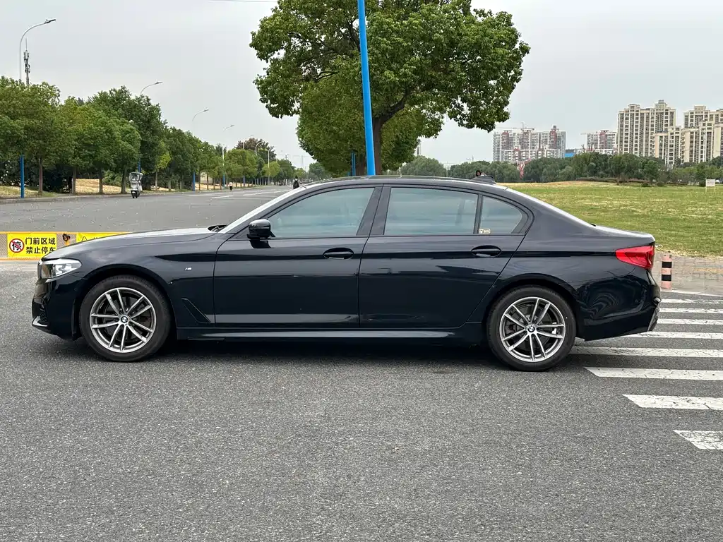 BMW 5 Series — миниатюра 7