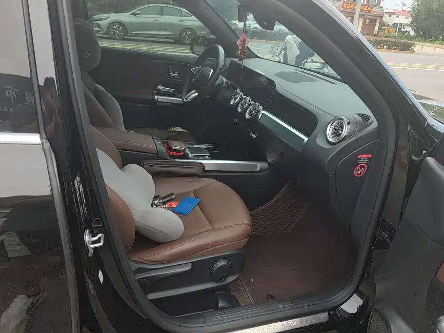 Mercedes-Benz GLB — миниатюра 8