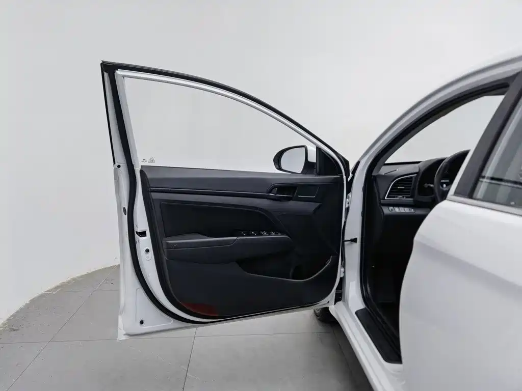 Hyundai Elantra — миниатюра 8
