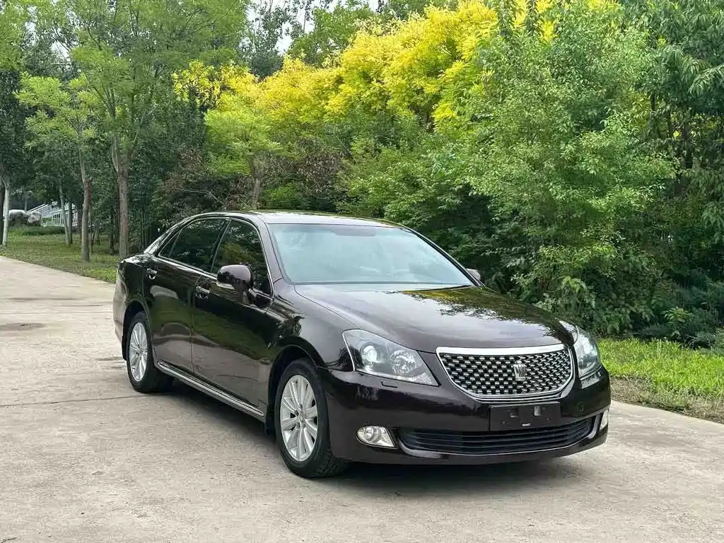 Toyota Crown — миниатюра 2