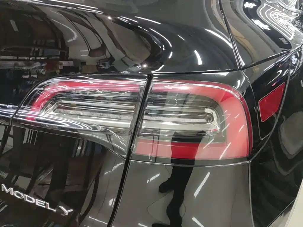 Tesla Model Y — миниатюра 8