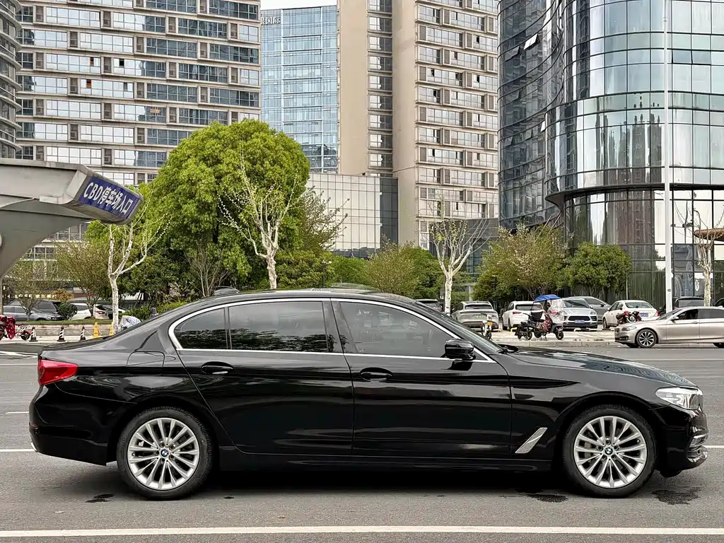 BMW 5 Series — миниатюра 7
