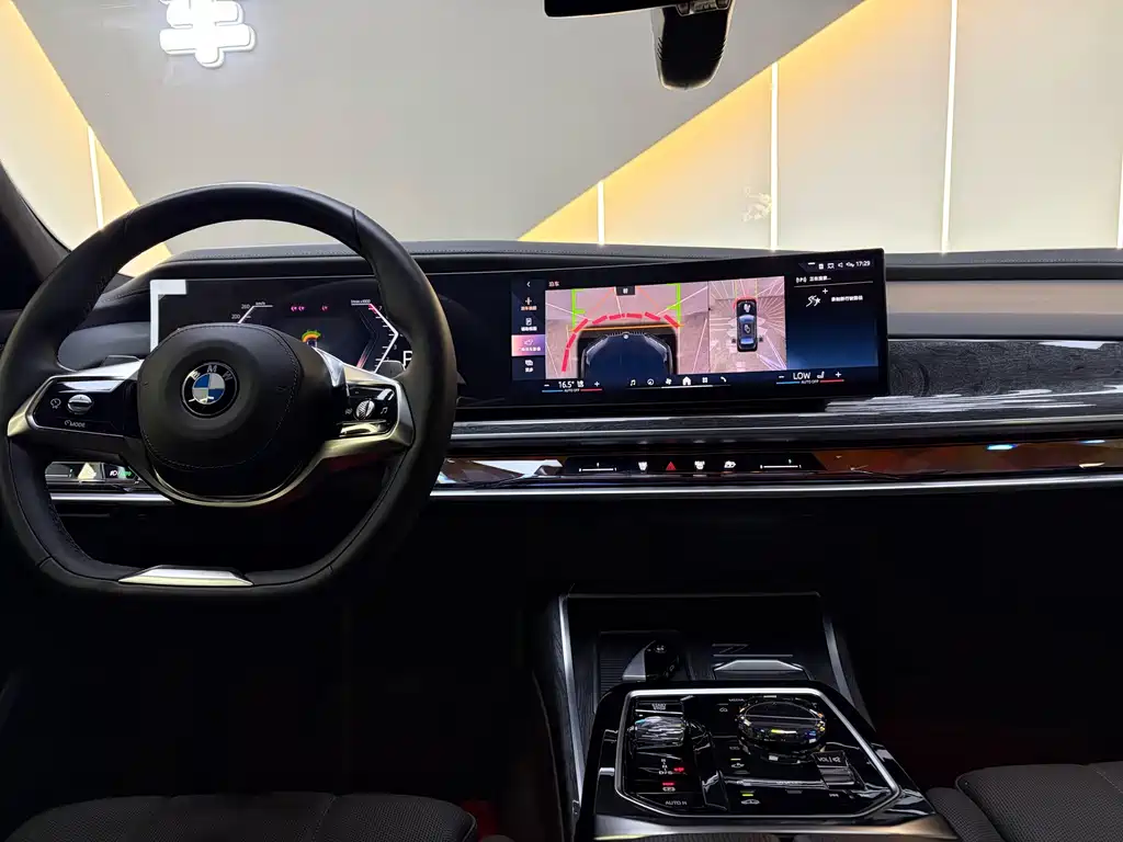BMW 7 Series — миниатюра 21