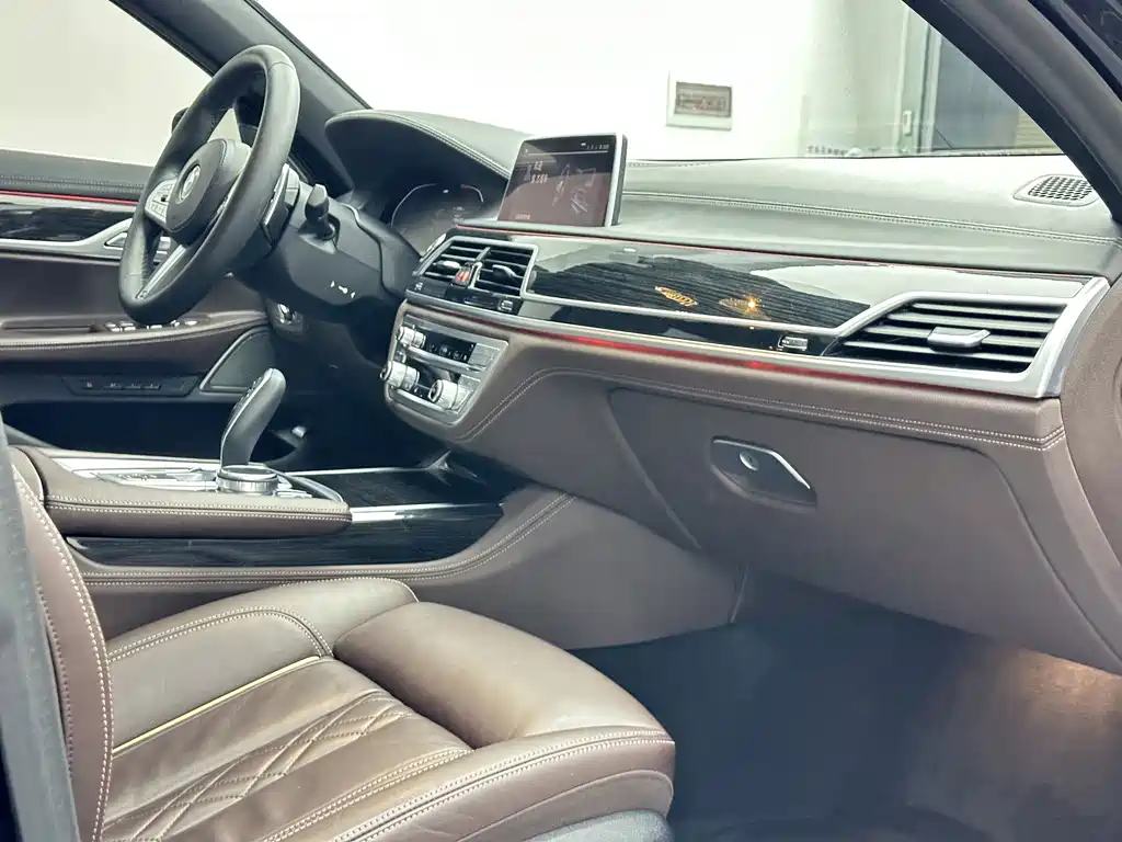 BMW 7 Series — миниатюра 16