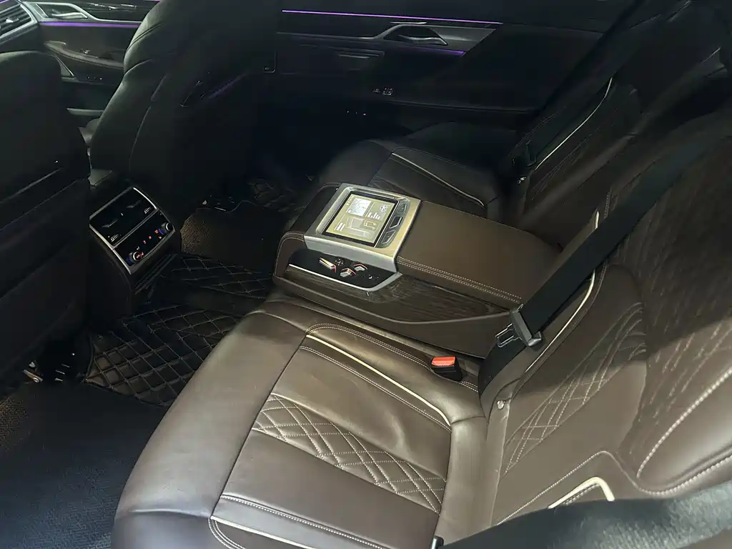BMW 7 Series — миниатюра 9