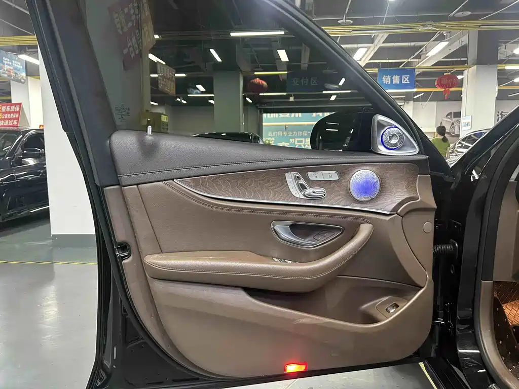 Mercedes-Benz E-Class — миниатюра 8