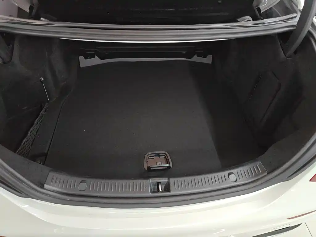 Mercedes-Benz E-Class — миниатюра 6