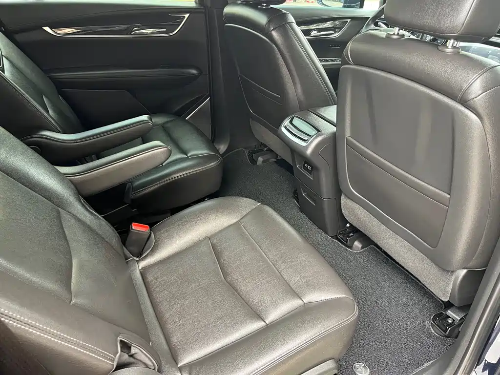 Cadillac XT6 2022 2.0T мест Luxury