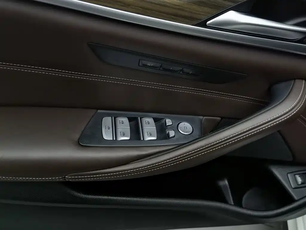 BMW 5 Series New Energy — миниатюра 9