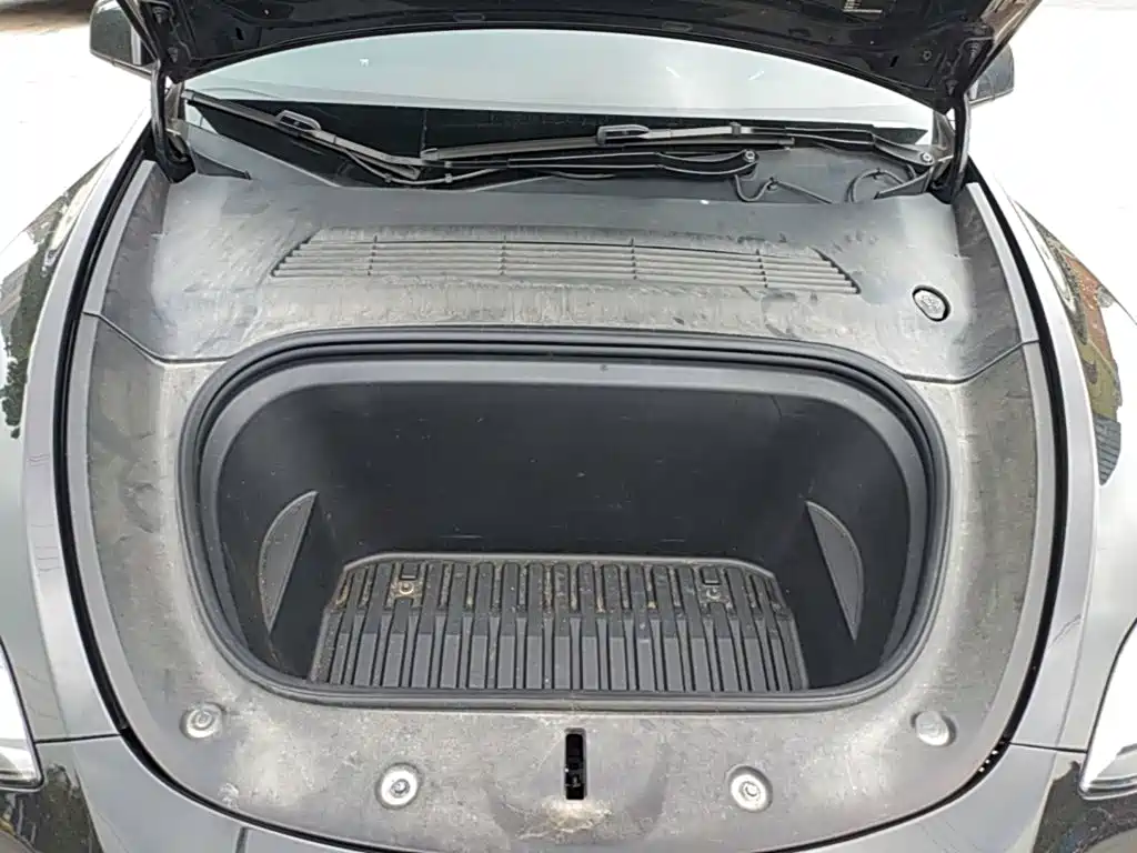 Tesla Model Y — миниатюра 20