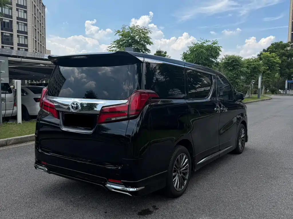 Toyota Alphard — миниатюра 4