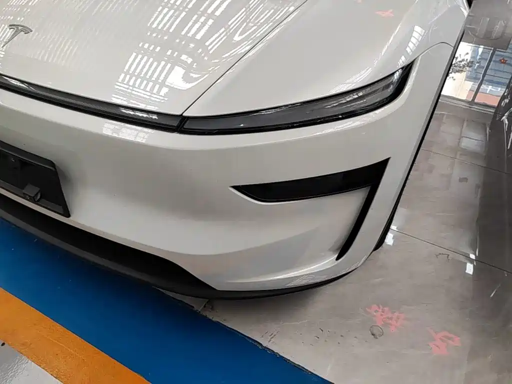 Tesla Model Y — миниатюра 24