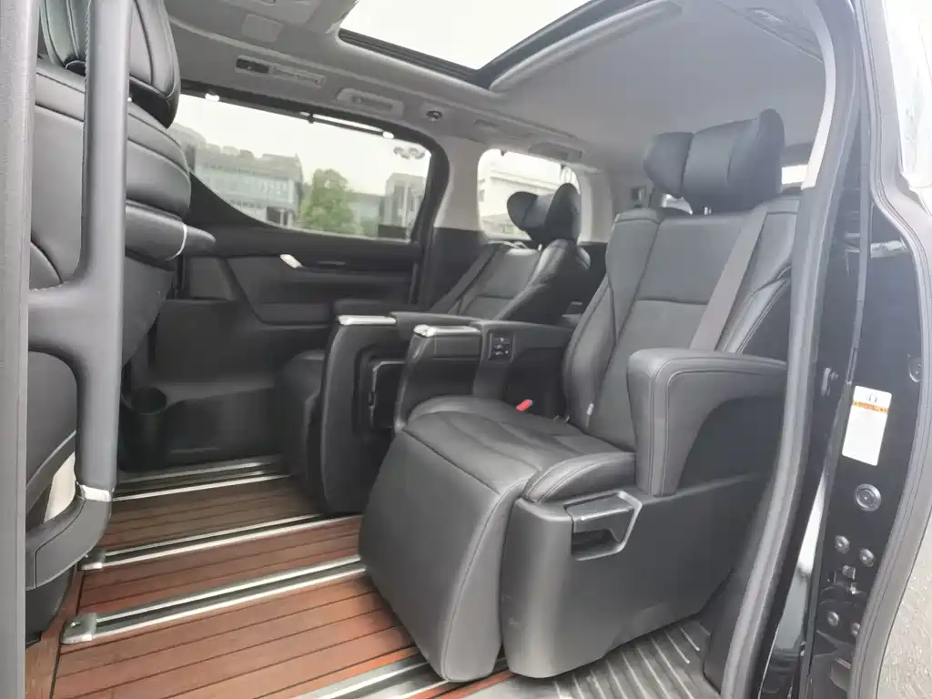Toyota Alphard — миниатюра 12