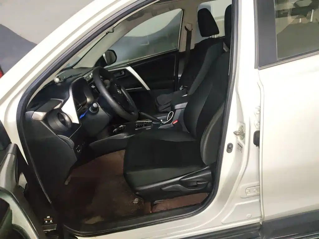 Toyota RAV4 — миниатюра 8
