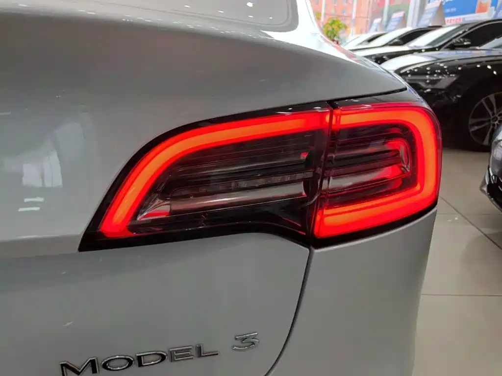 Tesla Model 3 — миниатюра 8
